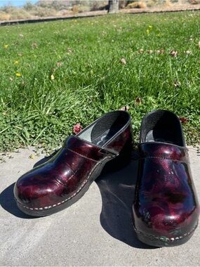 Sanita Burgundy Size 9/40 Patent Clogs Nice Quality GREAT Support